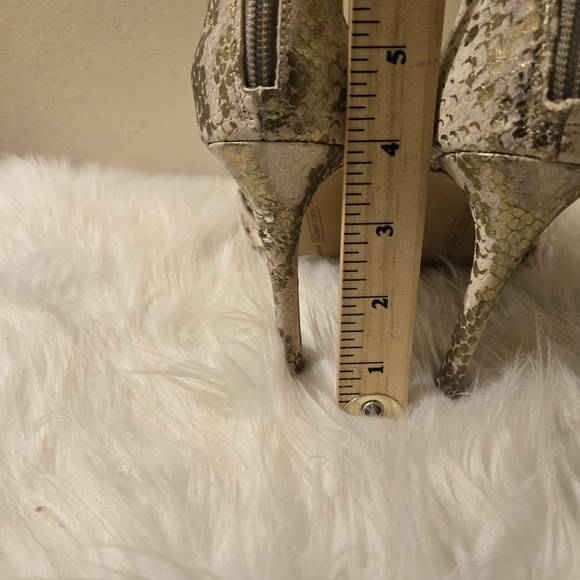 VINCE CAMUTO Women's  Gray Beige Snakeskin Caged Stilettos Size 6 1/2 M-36 1/2 - Picture 14 of 15